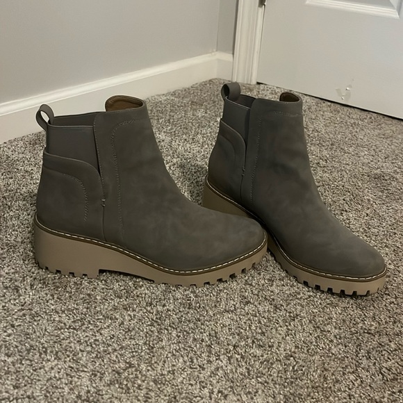 Dolce Vita gray lug sole boots - Picture 1 of 5